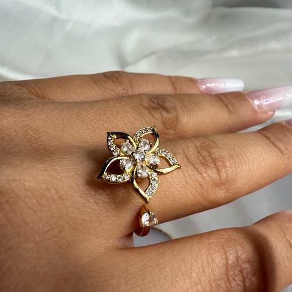 Free people
Anti stress spinner Floral Ring with Crystals
Surface width 2 mm - Picture 7 of 14